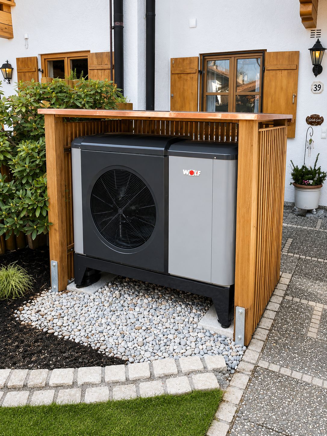 Wärmepumpe und erneuerbare Energietechnik am Wohnhaus