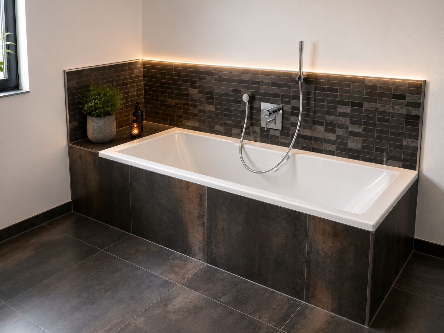 Badewanne mit Mosaikfliesen